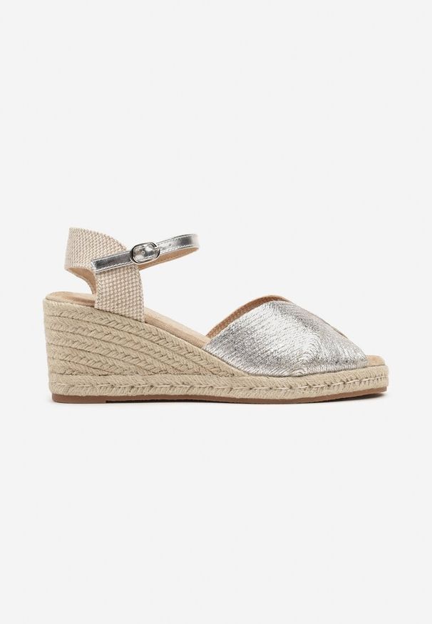 Born2be - Srebrne Sandały na Plecionym Koturnie Zapinane na Sprzączkę Elamas. Nosek buta: otwarty. Zapięcie: sprzączka. Kolor: srebrny. Materiał: jeans. Sezon: lato. Obcas: na koturnie. Styl: elegancki