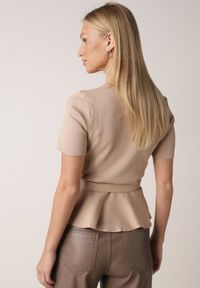 Born2be - Beżowa Bluzka Dzianinowa z Baskinką i Paskiem Lyvara. Okazja: na co dzień. Kolor: beżowy. Materiał: dzianina. Styl: casual, klasyczny #6