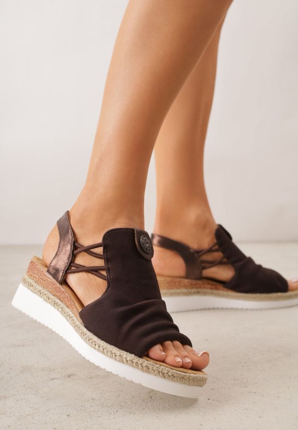 Born2be - Brązowe Sandały na Koturnie z Marszczoną Cholewką i Metaliczną Aplikacją Teodlar. Zapięcie: bez zapięcia. Kolor: brązowy. Materiał: jeans, len. Wzór: aplikacja. Sezon: lato. Obcas: na koturnie. Styl: boho. Wysokość obcasa: średni