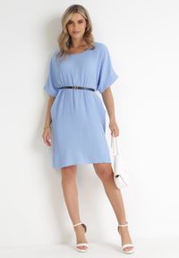 Born2be - Niebieska Plisowana Sukienka Pudełkowa z Paskiem Savima. Kolor: niebieski. Typ sukienki: oversize #3