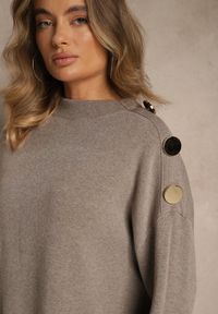 Renee - Beżowy Sweter z Metalicznymi Guzikami na Ramieniu Ederlia. Okazja: na spotkanie biznesowe, do pracy. Typ kołnierza: golf. Kolor: beżowy. Materiał: skóra. Styl: elegancki, biznesowy #5