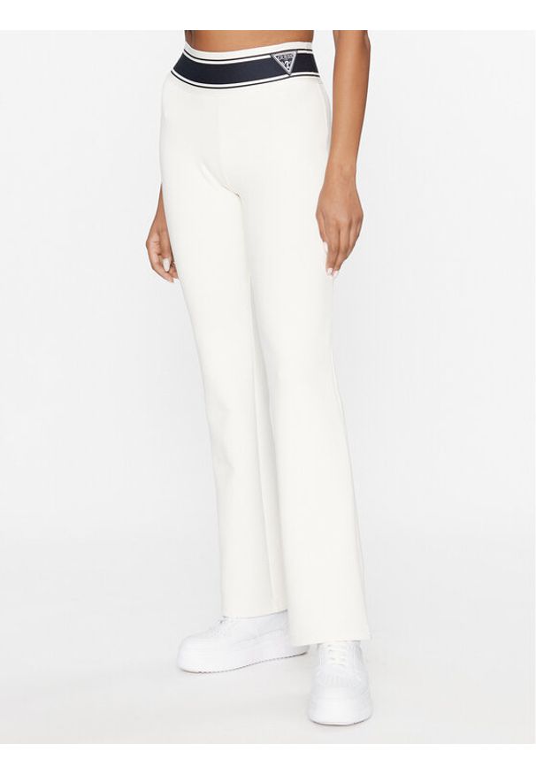 Guess Spodnie dresowe V3BB09 KBCK2 Biały Regular Fit. Kolor: biały. Materiał: bawełna, dresówka, syntetyk