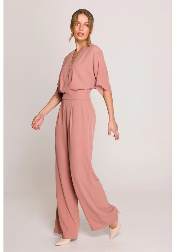 Stylove - Elegancki kombinezon damski z kopertowym dekoltem różany. Okazja: na komunię, na imprezę, na randkę, na wesele, na spotkanie biznesowe, na ślub cywilny. Kolor: pomarańczowy, różowy. Materiał: tkanina. Długość rękawa: krótki rękaw. Długość: krótkie. Wzór: gładki. Styl: elegancki