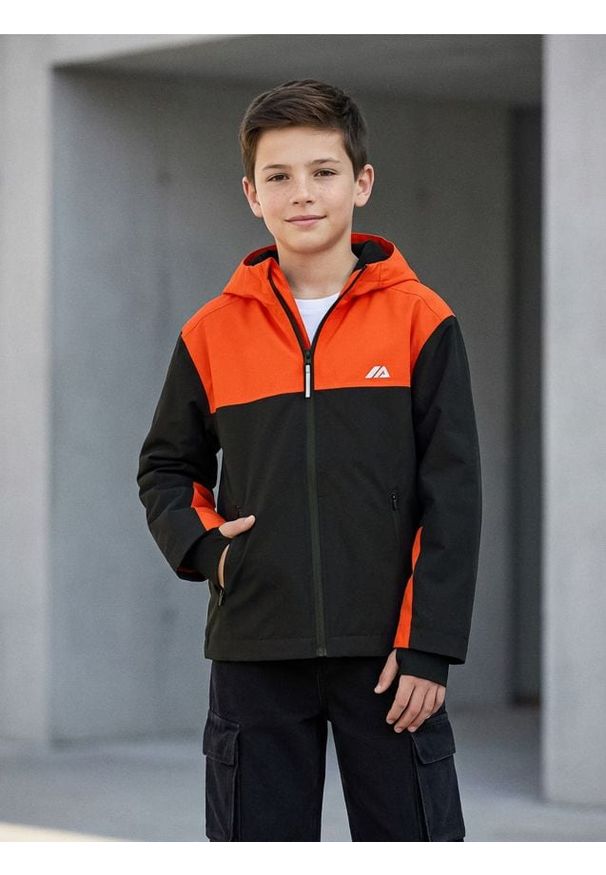 Sinsay - Przeciwdeszczowa kurtka softshell z kapturem - czarny. Typ kołnierza: kaptur. Kolor: czarny. Materiał: softshell