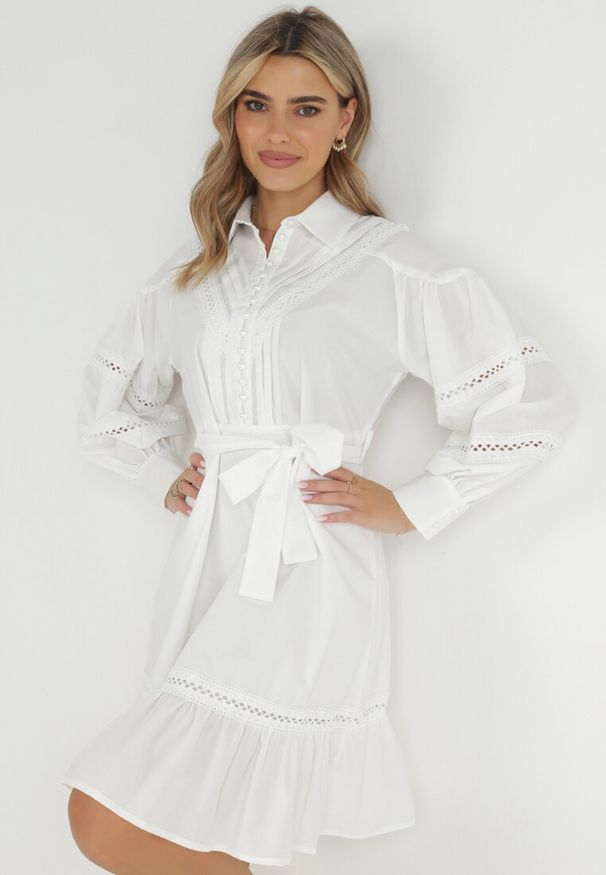 Born2be - Biała Koszulowa Sukienka z Bufiastym Rękawem i Ażurowymi Wstawkami Staples. Kolor: biały. Wzór: ażurowy. Typ sukienki: koszulowe. Styl: vintage