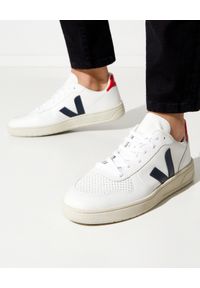 Veja - VEJA - Białe sneakersy z logo V-10. Okazja: na co dzień. Kolor: biały. Materiał: jeans, materiał. Wzór: aplikacja #3