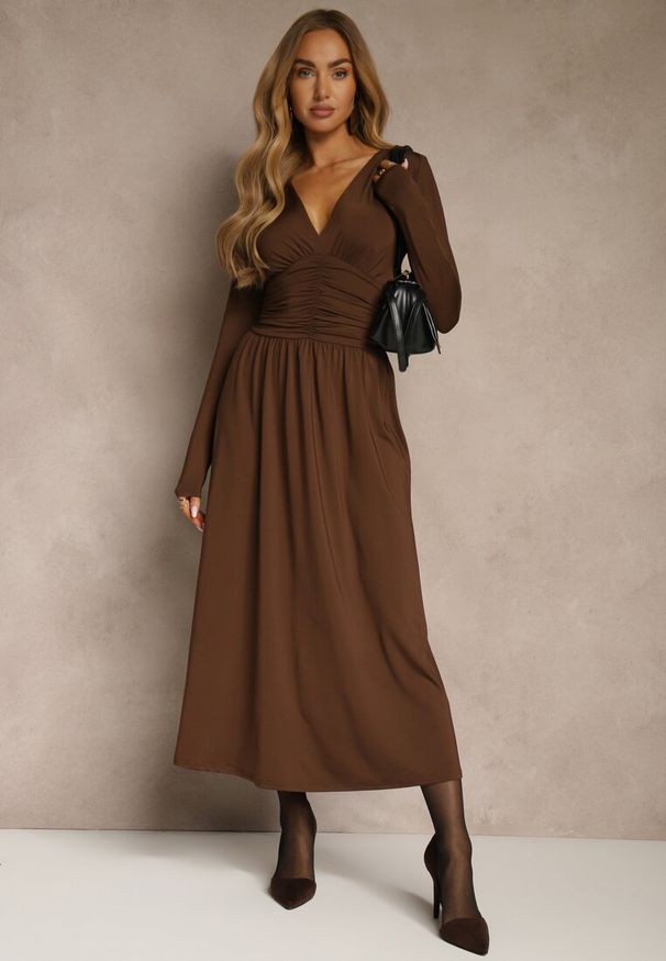 Renee - Brązowa Taliowana Sukienka Longsleeve z Wiskozą z Marszczeniem i Dekoltem V Elirie. Okazja: na randkę, na imprezę. Kolor: brązowy. Materiał: wiskoza. Długość rękawa: długi rękaw. Typ sukienki: oversize