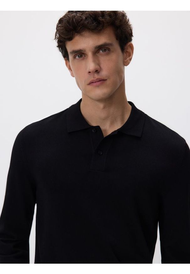 Reserved - Wiskozowy sweter polo - czarny. Typ kołnierza: polo. Kolor: czarny. Materiał: wiskoza