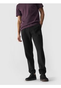 4f - Spodnie dresowe joggery męskie - czarne. Kolor: czarny. Materiał: dresówka. Wzór: napisy