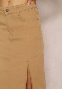 Renee - Beżowa Ołówkowa Spódnica Midi z Rozcięciem Otaile. Kolor: beżowy. Materiał: jeans. Wzór: aplikacja