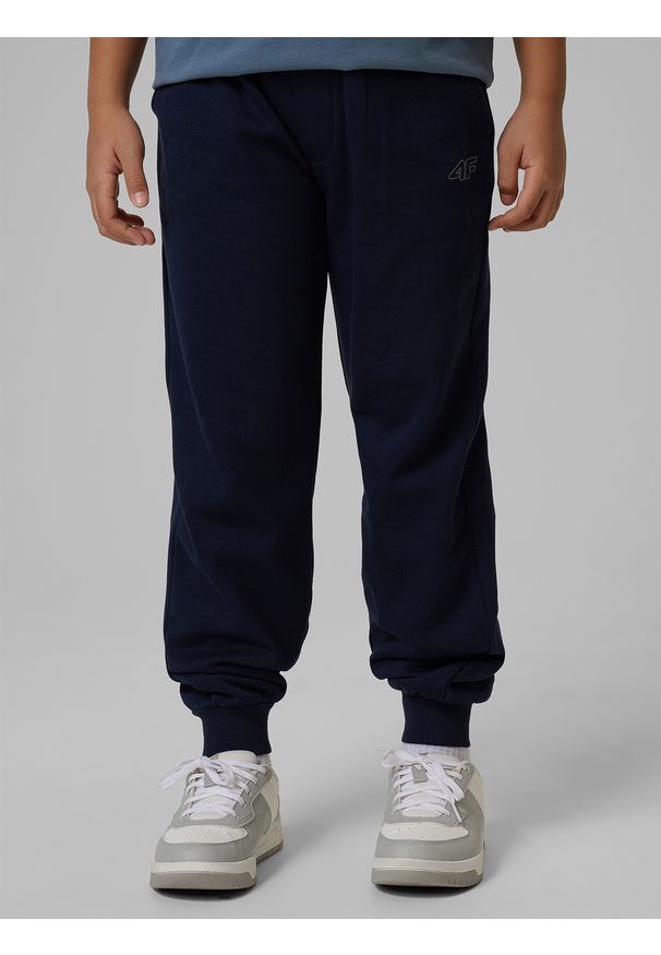 4f - 4F Spodnie dresowe joggery chłopięce - granatowe 152 (11-12 lat). Okazja: na co dzień. Kolor: niebieski. Materiał: dresówka. Sezon: lato. Styl: casual, sportowy
