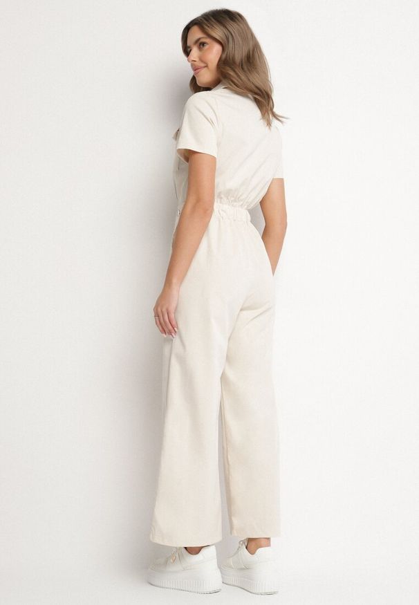 Born2be - Beżowy Kombinezon na Krótki Rękaw z Kołnierzykiem i Szeroką Nogawką Jenanisela. Okazja: na co dzień. Kolor: beżowy. Długość rękawa: krótki rękaw. Długość: krótkie. Styl: casual, elegancki