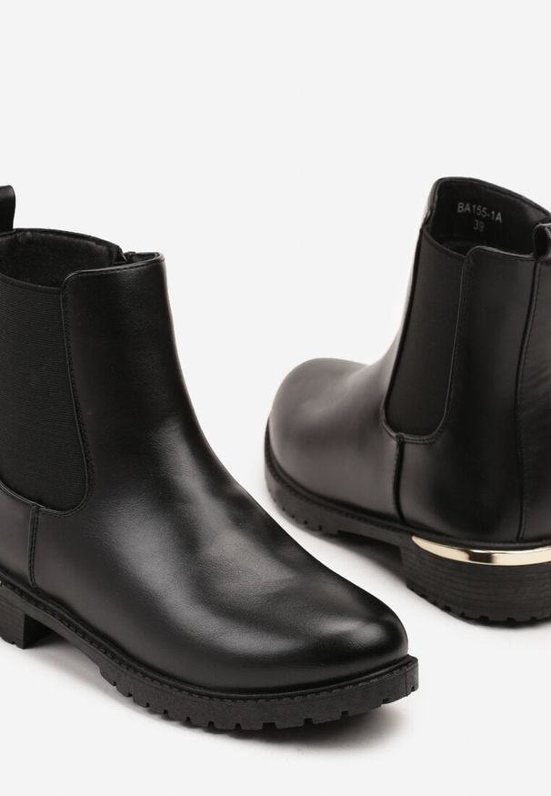 Renee - Czarne Botki Sztyblety Ozdobione Elastycznym Elementem Clasina. Okazja: na co dzień. Kolor: czarny. Wzór: aplikacja. Styl: elegancki, casual