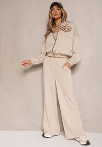 Renee - Ciemnobeżowy Komplet Dresowy z Wiskozą Spodnie o Szerokim Kroju i Bluza z Broszką Redaella. Kolor: beżowy. Materiał: wiskoza, dresówka. Wzór: aplikacja