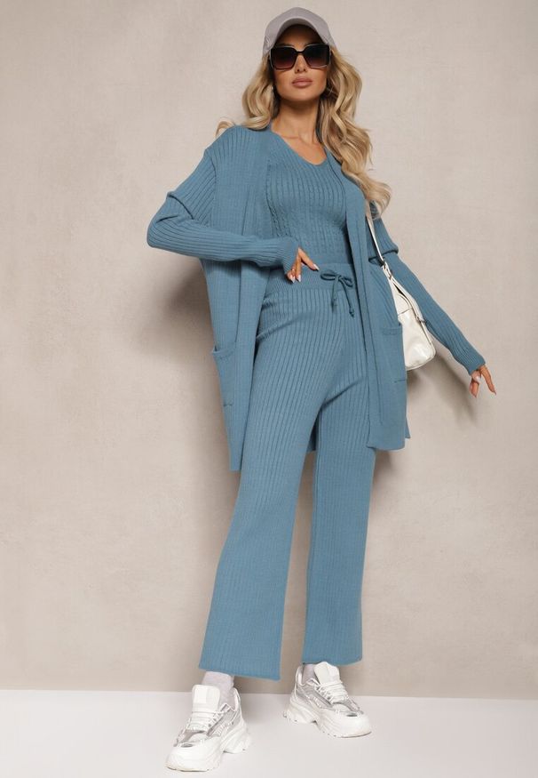 Renee - Niebieski Komplet z Dzianiny Spodnie o Luźnym Fasonie Bluzka i Niezapinany Kardigan Irithaele. Kolor: niebieski. Materiał: dzianina