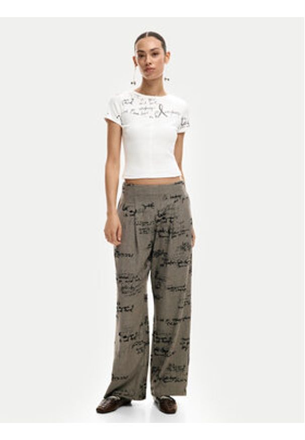 Desigual T-Shirt Helsinki 26SWTK10 Écru Slim Fit. Kolor: kremowy. Materiał: bawełna