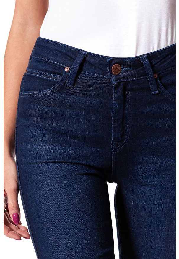 Lee - SPODNIE DAMSKIE LEE SCARLETT HIGH UBER BLUE L626RJZP 112114340. Stan: podwyższony. Wzór: aplikacja