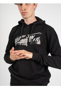 Les Hommes Bluza | LLH451-758P | Hooded Sweater | Mężczyzna | Czarny. Okazja: na co dzień. Typ kołnierza: kaptur. Kolor: czarny. Materiał: bawełna. Wzór: nadruk. Styl: casual