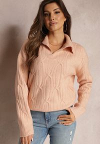 Renee - Jasnoóżowy Sweter z Dekoltem w Serek i Ozdobnym Splotem Travissa. Typ kołnierza: dekolt w serek. Kolor: różowy. Wzór: ze splotem. Styl: elegancki #5