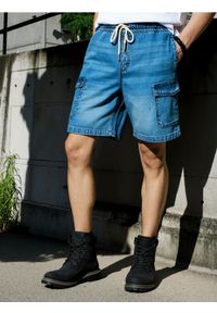 Sinsay - Szorty jeansowe z kieszeniami cargo - niebieski. Kolor: niebieski. Materiał: jeans