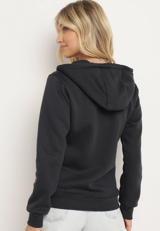 Born2be - Granatowa Bluza z Kapturem Zapinana na Suwak Bran. Okazja: na co dzień, na spacer. Typ kołnierza: kaptur. Kolor: niebieski. Materiał: materiał, jeans, polar. Długość rękawa: długi rękaw. Długość: długie. Styl: casual, elegancki
