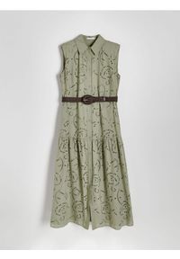 Reserved - Sukienka z paskiem - oliwkowy. Kolor: oliwkowy. Materiał: bawełna, tkanina. Wzór: ażurowy. Typ sukienki: koszulowe #1