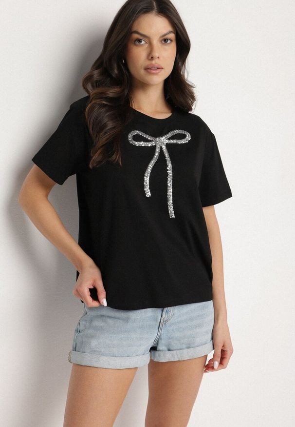 Born2be - Czarny T-shirt Oversize z Bawełny Zdobiony Kokardą z Cekinów Tenesela. Okazja: na co dzień. Typ kołnierza: kokarda. Kolor: czarny. Materiał: bawełna. Wzór: aplikacja. Styl: casual