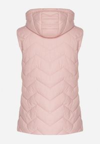 Born2be - Różowa Kamizelka Pikowana z Odpinanym Kapturem Ariluna. Okazja: na co dzień. Kolor: różowy. Materiał: jeans. Styl: casual, sportowy, elegancki #4