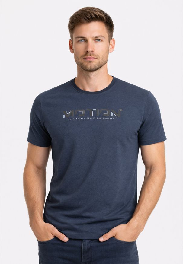 Volcano - T-shirt z nadrukiem TM-MOTION. Okazja: na co dzień. Kolekcja: plus size. Materiał: skóra, dresówka, materiał, jeans, bawełna. Długość rękawa: krótki rękaw. Długość: krótkie. Wzór: nadruk. Styl: casual, klasyczny, sportowy