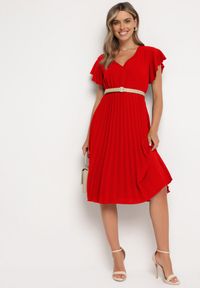 Born2be - Czerwona Sukienka Plisowana o Rozkloszowanym Fasonie i Trójkątnym Dekolcie Rissara. Okazja: na spotkanie biznesowe. Kolor: czerwony. Materiał: materiał. Długość rękawa: krótki rękaw. Typ sukienki: plisowane. Styl: biznesowy #7