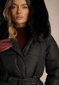 Renee - Czarna Kurtka Pikowana z Kapturem i Odpinanym Kołnierzem Wiązana w Pasie Sialwenna. Typ kołnierza: kaptur. Kolor: czarny. Materiał: jeans, futro. Styl: elegancki #5