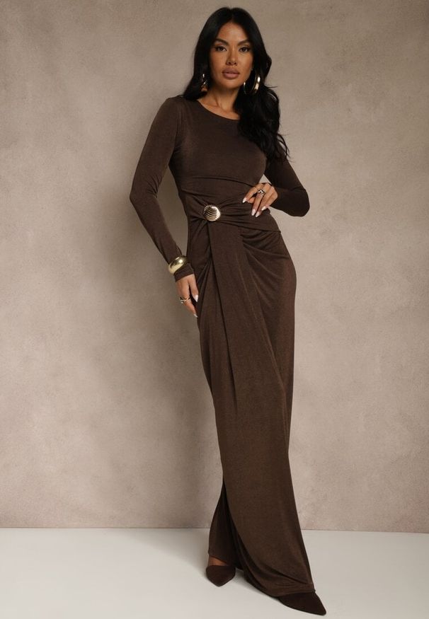 Renee - Brązowa Marszczona Sukienka Koktajlowa Zdobiona Aplikacją w Talii Siweda. Kolor: brązowy. Materiał: futro, lakier. Wzór: aplikacja. Styl: wizytowy