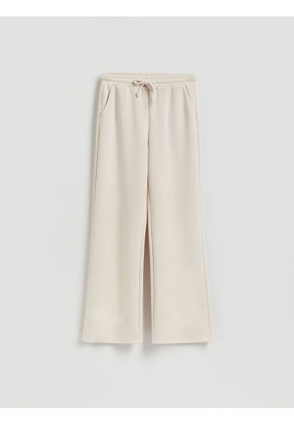 Reserved - Spodnie dresowe long leg - beżowy. Kolor: beżowy. Materiał: dresówka