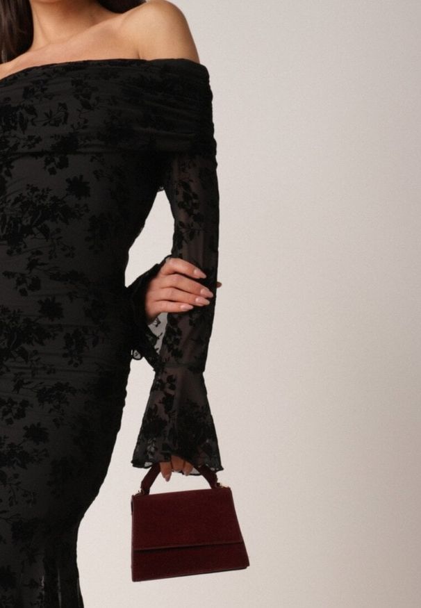 Born2be - Czarna Koktajlowa Sukienka VICES z Odkrytymi Ramionami i Welurowym Wzorem Drensyss. Kolor: czarny. Materiał: welur. Typ sukienki: z odkrytymi ramionami. Styl: wizytowy