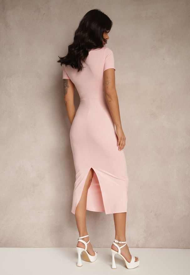 Renee - Różowa Sukienka Bodycon o Dopasowanym Kroju z Dekoltem w V Efrerina. Okazja: na co dzień. Kolor: różowy. Materiał: jeans. Długość rękawa: krótki rękaw. Typ sukienki: bodycon. Styl: klasyczny, elegancki, casual