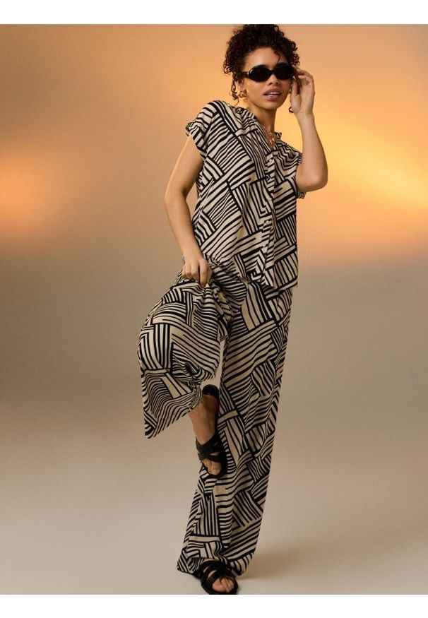 Sinsay - Wiskozowe spodnie wide leg z abstrakcyjnym wzorem - wielobarwny. Materiał: wiskoza