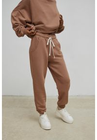 Marsala - Spodnie dresowe typu jogger w kolorze MOCCA - DRIPS-XS. Materiał: dresówka. Styl: elegancki