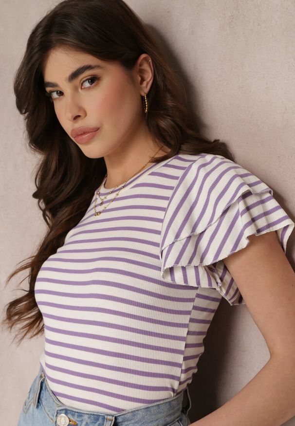 Renee - Fioletowo-Biała Pasiasta Bluzka z Prążkowanej Wiskozy z Dwuwarstwowymi Rękawami Lisete. Kolor: biały. Materiał: prążkowany, wiskoza. Długość rękawa: krótki rękaw. Sezon: wiosna, lato