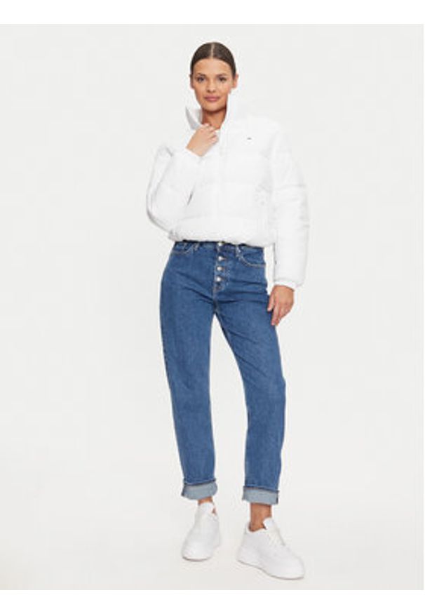 Tommy Jeans Kurtka zimowa Essential DW0DW18827 Biały Regular Fit. Kolor: biały. Materiał: syntetyk. Sezon: zima