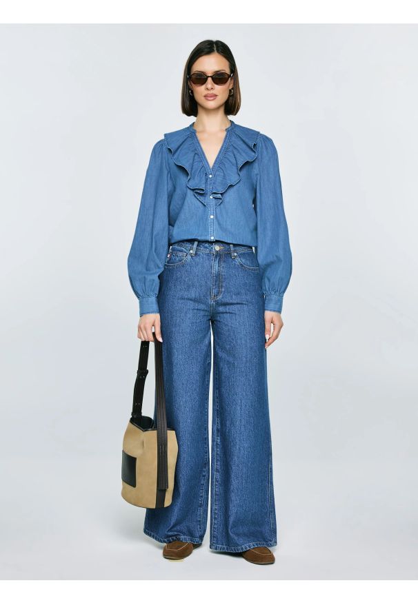 Big-Star - Koszula damska jeansowa niebieska Irina 392. Typ kołnierza: kołnierzyk stójkowy, dekolt w kształcie V. Kolor: niebieski. Materiał: jeans. Długość rękawa: długi rękaw. Długość: długie