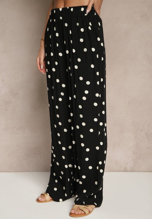 Renee - Czarne Spodnie o Szerokim Kroju High Waist w Kropki Yassedi. Okazja: na co dzień. Stan: podwyższony. Kolor: czarny. Wzór: kropki. Styl: retro, casual