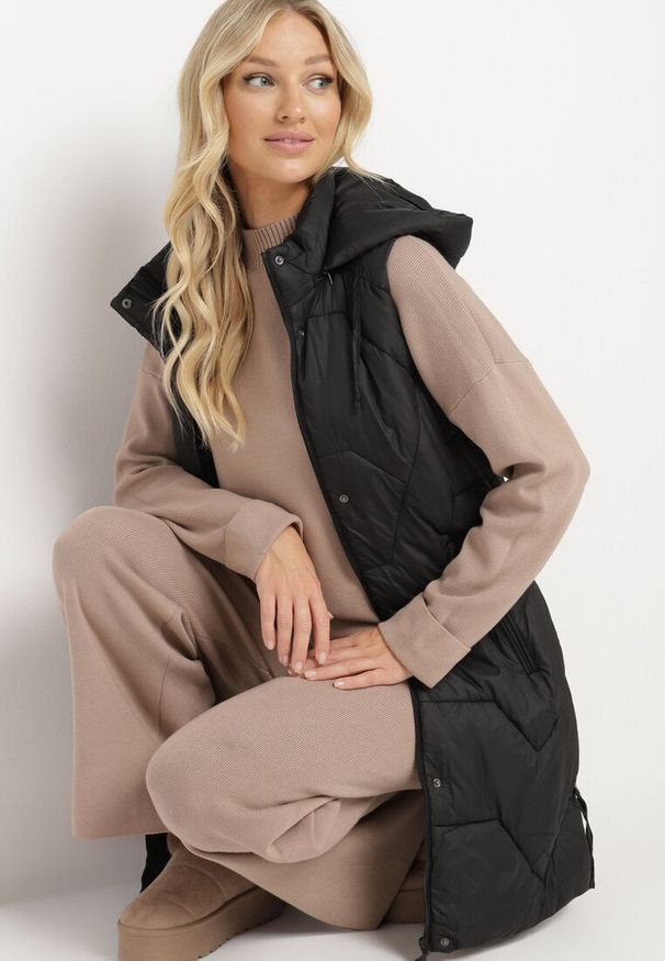 Born2be - Czarna Pikowana Kamizelka z Odpinanym Kapturem i Ściągaczami Lorianvia. Okazja: na co dzień, na spacer. Kolor: czarny. Materiał: jeans. Styl: sportowy, elegancki, casual