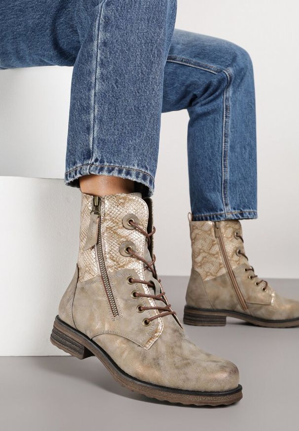 Born2be - Ciemnobeżowe Botki Workery Zdobione Suwakiem i Wężowym Tłoczeniem Vemindra. Okazja: na co dzień. Kolor: beżowy. Materiał: jeans. Wzór: aplikacja. Styl: casual, klasyczny