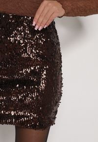 Born2be - Ciemnobrązowa Spódnica Ozdobiona Cekinami o Dopasowanym Kroju Vetisale. Kolor: brązowy. Materiał: poliester. Wzór: aplikacja. Styl: elegancki #6