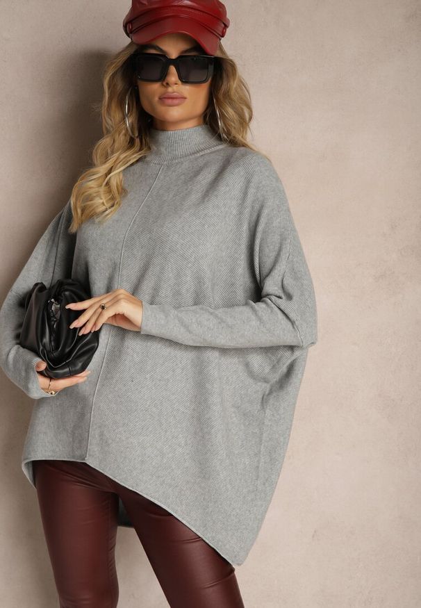 Renee - Szary Sweter Nietoperz z Dłuższym Tyłem i Półgolfem Vitirae. Okazja: na co dzień. Kolor: szary. Materiał: jeans. Długość: długie. Styl: casual, elegancki