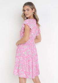 Born2be - Różowa Sukienka Rozkloszowana z Falbankami Pillia. Typ kołnierza: kołnierz z falbankami. Kolor: różowy. Typ sukienki: kopertowe. Długość: mini #2