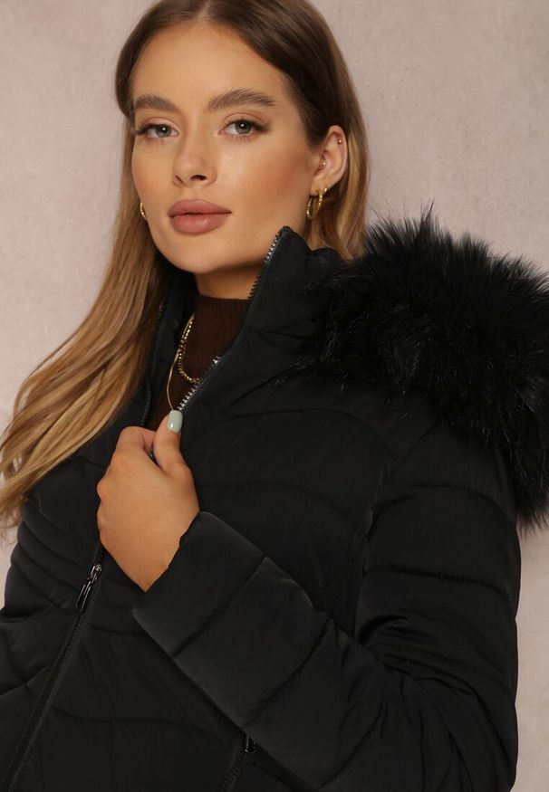 Renee - Czarna Kurtka Pikowana z Futrzanym Kapturem Moli. Kolor: czarny. Materiał: futro. Sezon: jesień, zima. Styl: elegancki