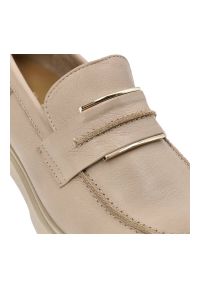 Beżowe Mokasyny Nessi Wygodne Obuwie Damskie. Okazja: na co dzień, na spotkanie biznesowe. Zapięcie: pasek. Kolor: beżowy. Materiał: skóra. Obcas: na obcasie. Styl: klasyczny, casual, elegancki, biznesowy. Wysokość obcasa: średni #5