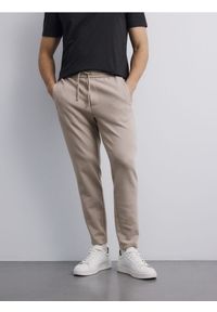 Reserved - Spodnie dresowe slim - beżowy. Kolor: beżowy. Materiał: dresówka