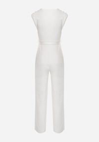 Renee - Biały Długi Kombinezon Wiązany w Pasie z Guzikami Na Ramionach Amile. Kolekcja: dla wysokich. Kolor: biały. Materiał: materiał, prążkowany. Długość rękawa: bez rękawów. Długość: długie. Wzór: aplikacja #7